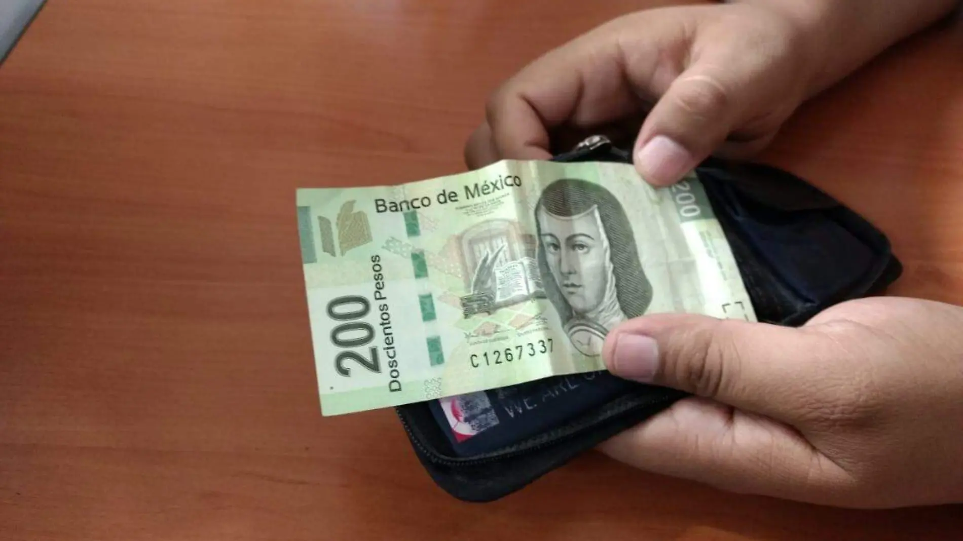 billete de 200 pesos dinero aguinaldo sueldo pagos corrupción moridas